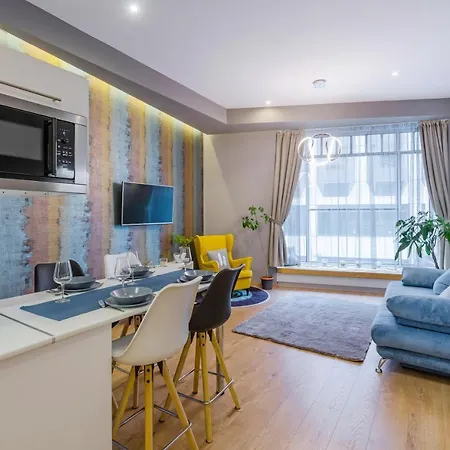 Amber / Navy Design With A/c * Budapest