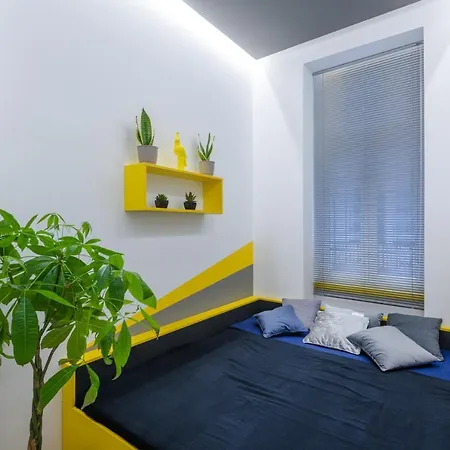 Amber / Navy Design With A/c شقة
