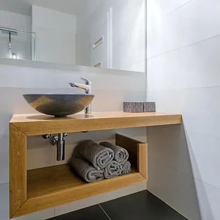Apartment Amber / Navy Design With A/c